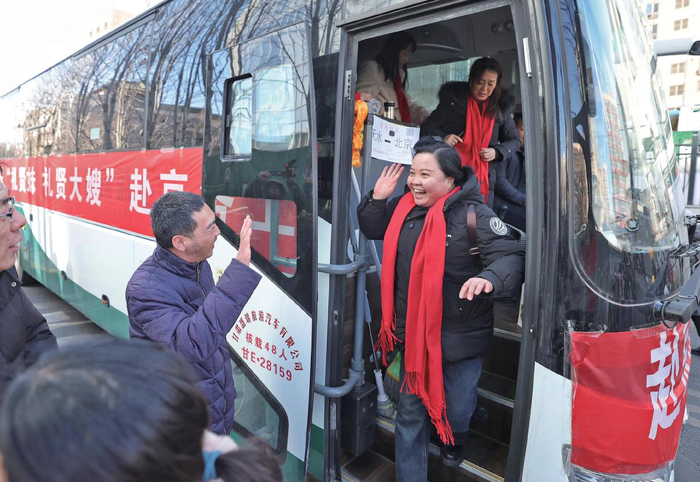 2月7日，东城区组织150名“礼贤妹”搭乘“点对点”专车抵京。　新京报记者　王贵彬　摄