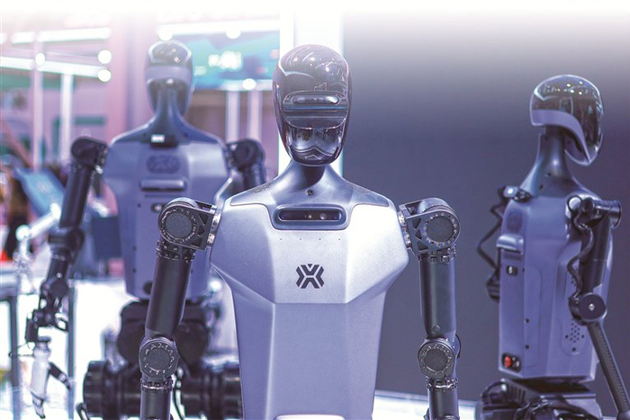 2024世界机器人大会上展出的人形机器人“天工”。图片来源：视觉中国