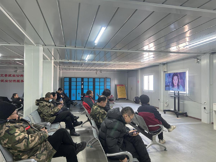 2月9日上午，通州区马驹桥零工市场，等候上工的零工们在服务区休息、看电视。新京报记者　陈琳　摄