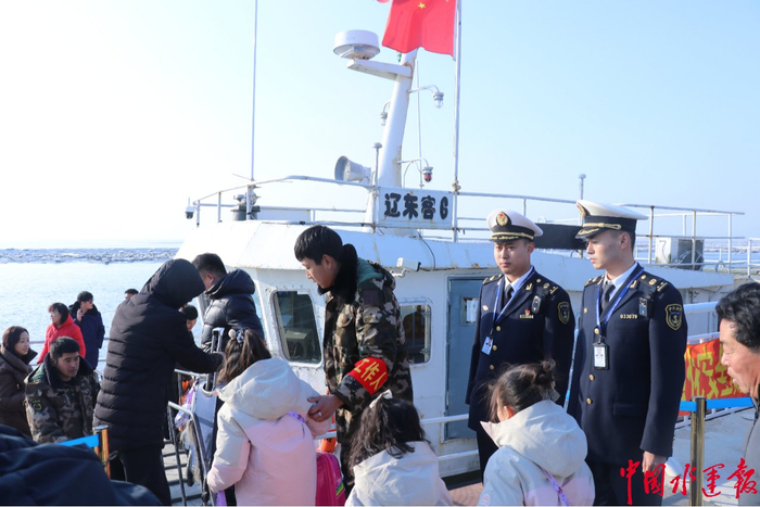 海事人员在鹿岛码头保障群众安全出行。