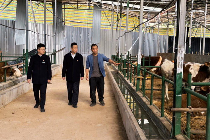 图为建行工作人员调研四川科飞宏图生态农业发展有限公司