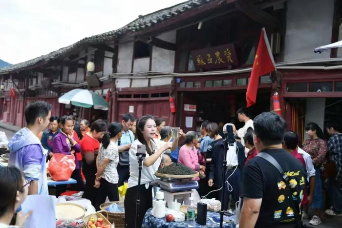 图为通江三牛主播正在带货土特产