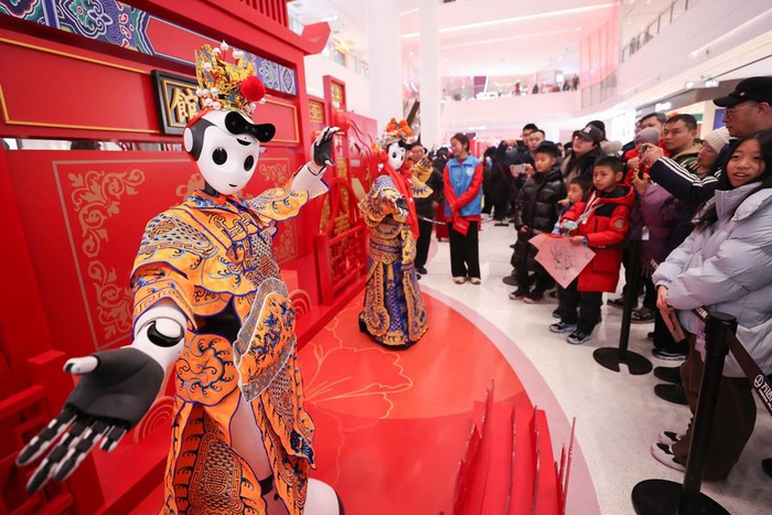 1月30日，观众在北京市海淀新春科技庙会上观看机器人表演。 新华社发（陈晓根 摄）