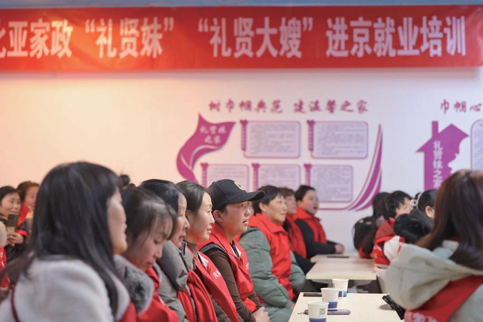 2月7日，甘肃“礼贤妹”“礼贤大嫂”在培训课上认真听讲。　新京报记者　王贵彬　摄