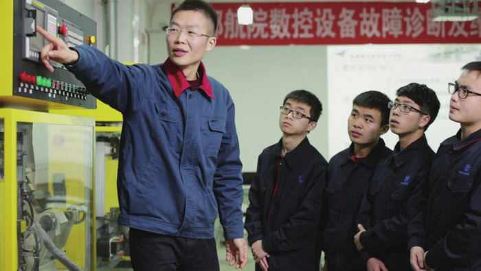 周树强（左）在给学生讲解专业知识