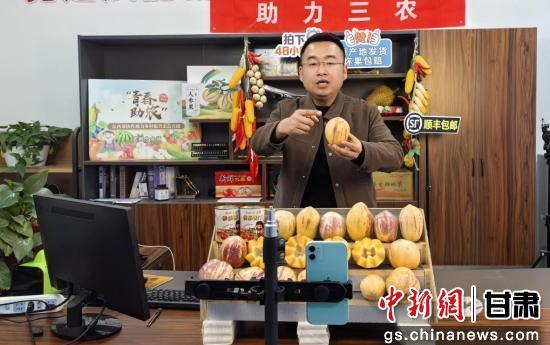图为主播为网友们介绍人参果。王菊虹 摄