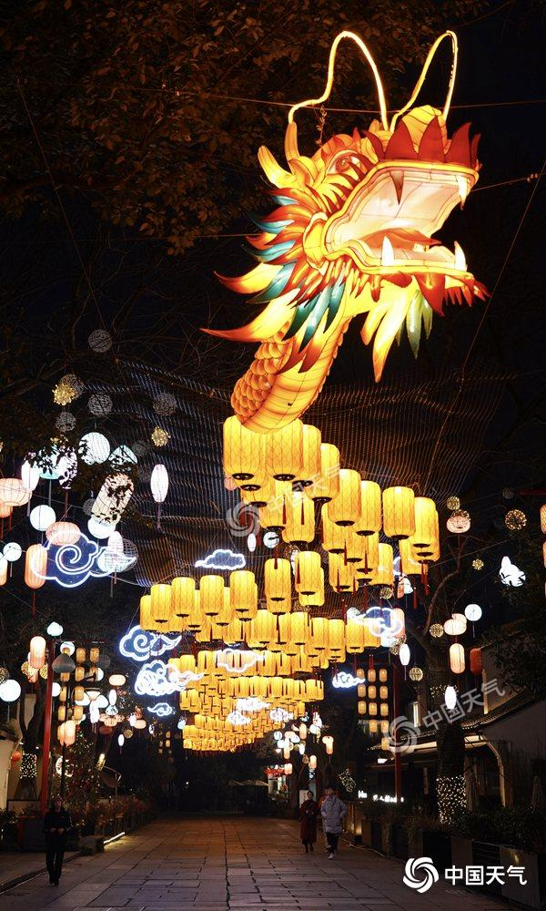 　　杭州西溪国家湿地公园元宵灯会上的百丈龙灯蜿蜒舞动。（来源视觉中国）