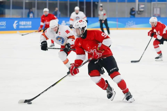 2月10日，中国香港队朱泽熙在比赛中控球/图源：新华社