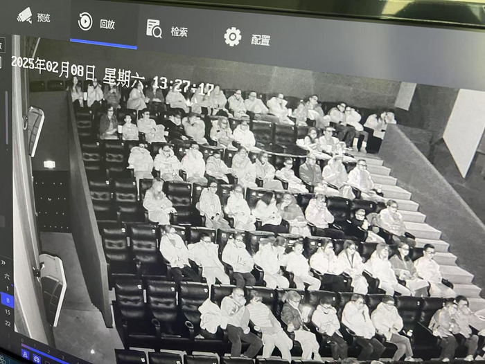 ▲影院“手写票”播放场次影厅观众 视频截图受访者提供