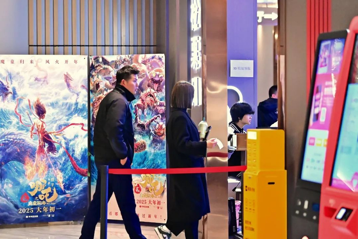 2025年2月6日，江西赣州，市民排队检票入场观看电影《哪吒之魔童闹海》。图源：视觉中国