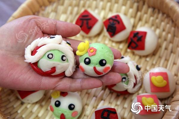 　　江苏连云港居民展示制作的创意“醒狮蛇”汤圆。（来源视觉中国）