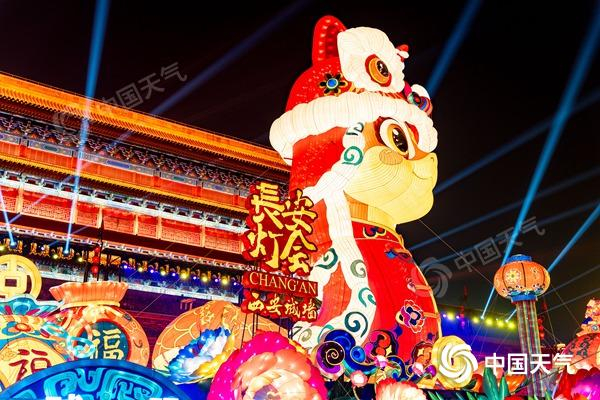 　　2025年“长安灯会·西安城墙”新春系列文化活动现场。（来源视觉中国）