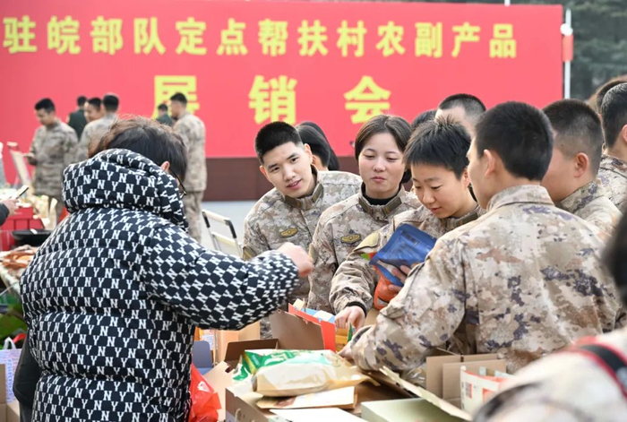 驻皖部队官兵在展销会上购物。梁冰清摄