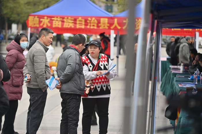 在广西融水县粤桂劳务协作专场招聘会上，人们在了解岗位需求信息（2月8日摄）。记者　黄孝邦　摄