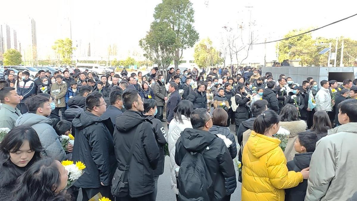 湖北省武汉市武昌殡仪馆门口，市民自发前往送别（央广网记者张卓 摄）