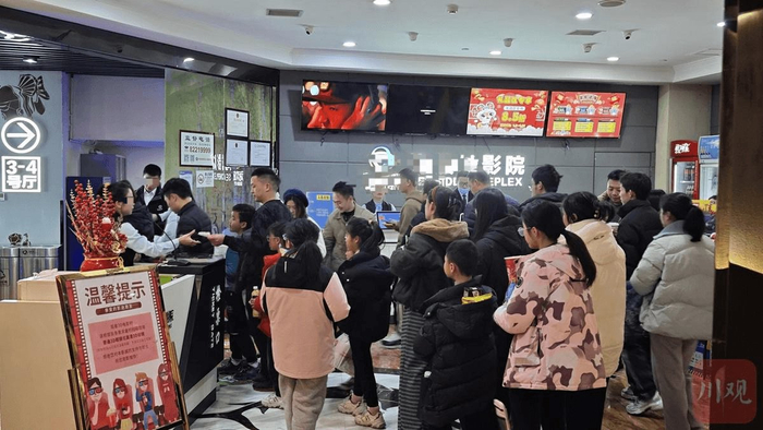 观众在一家影院排队入场。资料图片