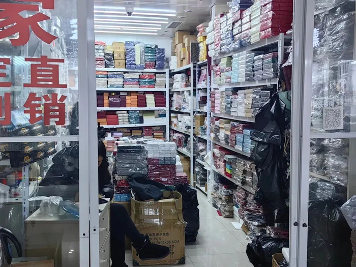 珠宝城内的包材店铺种类丰富/南风窗记者 祖晓谦 摄