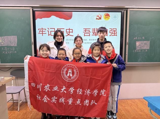 图为宣讲团与小朋友合影