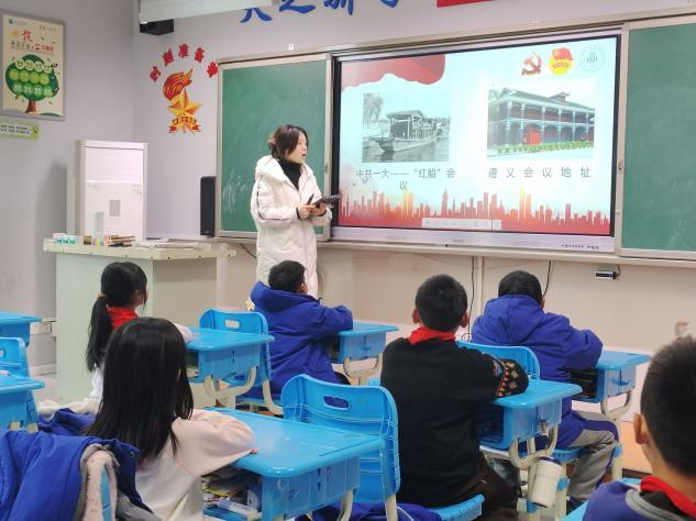 图为宣讲成员讲解红色地址PPT