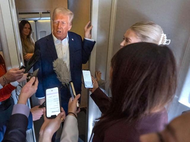 1月26日，特朗普在“空军一号”总统专机上再次向记者表达对格陵兰岛的兴趣。图源：美媒