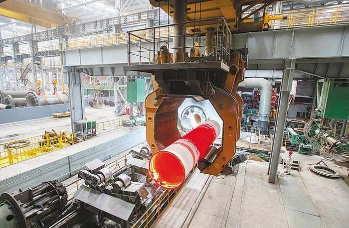     黄石新兴管业春节不停工，加紧生产。（湖北日报全媒记者 薛婷 通讯员 周巍 摄）