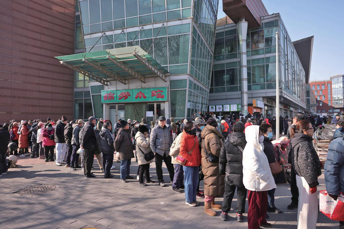 2月10日上午，锦芳小吃磁器口店，购买元宵的队伍已经排到了地铁口附近。新京报记者 李木易 摄