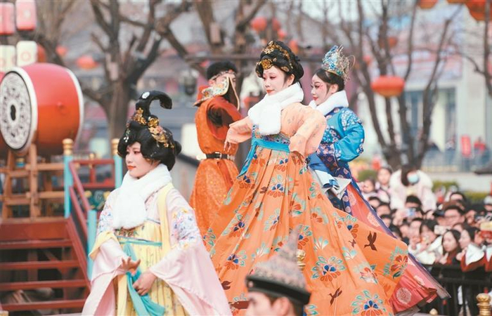 春节假期，游客在大唐不夜城景区观看以唐代历史文化为背景创作的舞剧。  新华社发