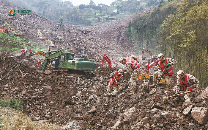2月10日，武警四川总队宜宾支队官兵在筠连县山体滑坡灾害现场搜救失联人员。郑  磊摄