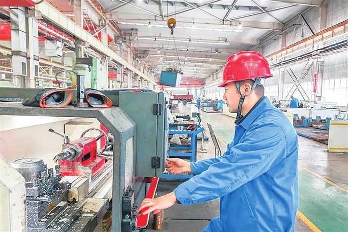 兰石集团重装重工公司职工紧锣密鼓加快生产，力争早日交付客户。兰州新区报记者霍鸿宇 摄