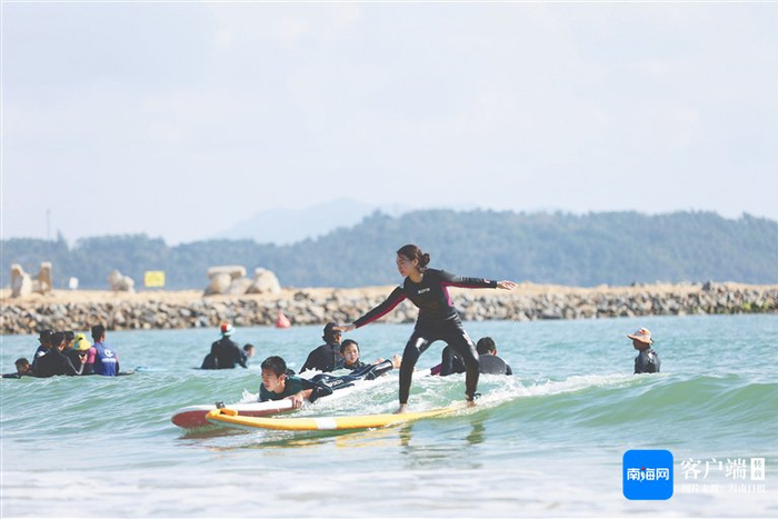 　　游客在万宁日月湾体验冲浪乐趣。海南日报全媒体记者 周达延 摄