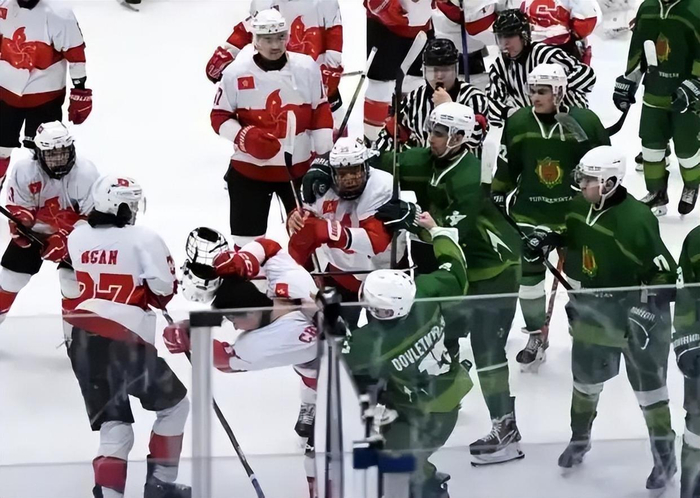 2月9日，在亚冬会男子冰球C组比赛中，中国香港队球员在赛后被土库曼斯坦队部分球员围殴。（图源：新华社）