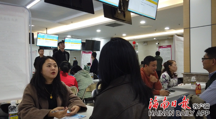 求职者现场和企业工作人员交流。海南日报全媒体记者 党朝峰 摄