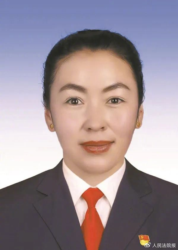 图为全国人大代表哈能比·阿依萨。