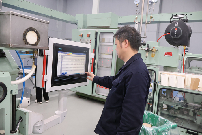 图为郴州卷烟厂工艺员线上检查设备点检情况