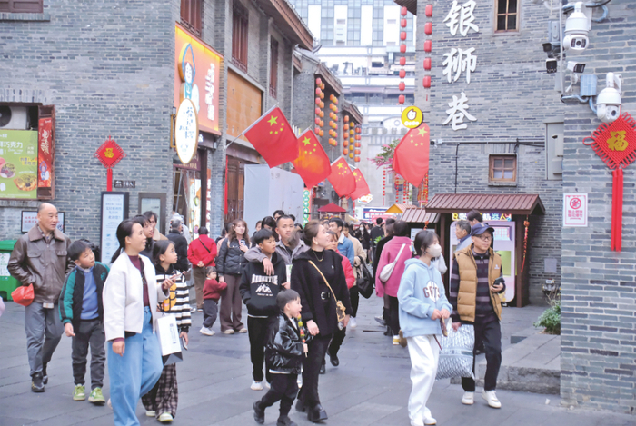 春节假期，游客在南宁“三街两巷”打卡游玩。宋延康 摄