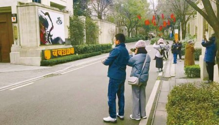 粉丝在成都可可豆动画影视有限公司门前打卡拍照。陈彦霏摄