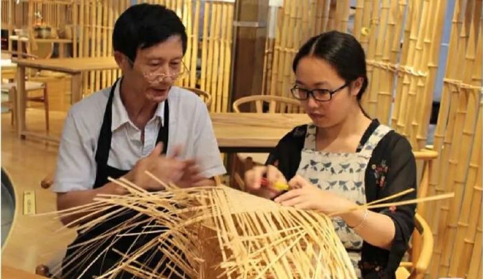 徐无瑕（右）和师父张心荣