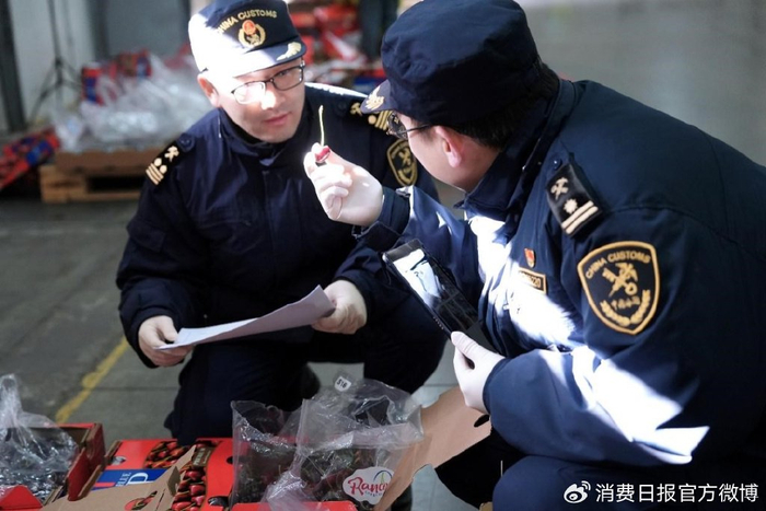 图为天津东疆海关关员宋显星（左）、王堃（右）正在查验货物。唐 瑞 摄