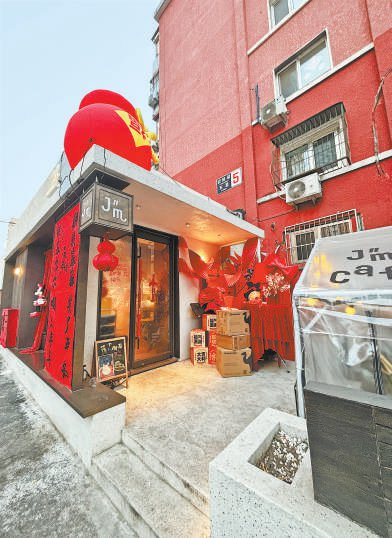　　团结新里潮FUN街区的咖啡店。本报记者 鹿杨摄