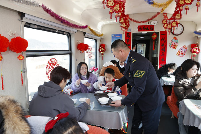 国铁沈阳局大连客运段在大连至太原的  K961次列车上举办“金蛇闹元宵，温暖平安行”主题联欢活动
