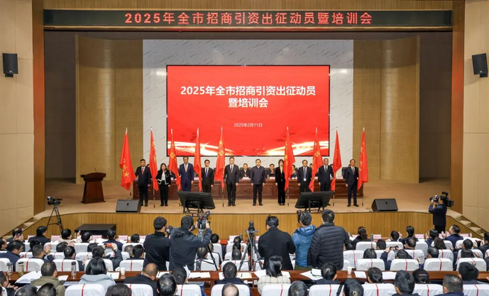 荆州招商精锐集结成军，擎旗出征。（记者 张梦瑶 摄）