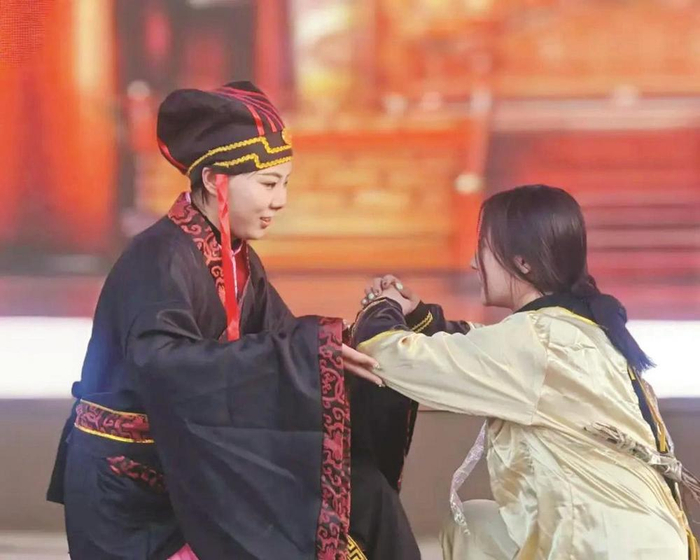         肥乡区赵都水镇精彩上演大型情景剧《负荆请罪》。           郭晓鹏 摄    