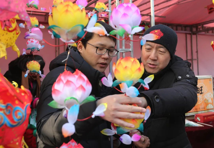 程涛（左）和他的师父郑峰