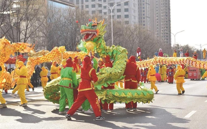         在武安市举办的元宵节民俗文化巡演活动中，群众在表演舞龙。 杜明星 摄    
