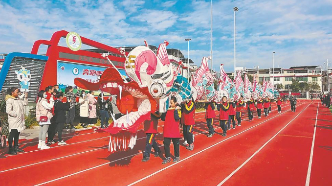 连城县冠豸小学定期开展游大龙活动。罗青标 摄
