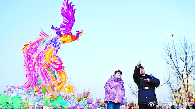 2月10日，民警为游客指路。记者张铮 摄