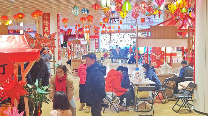 　　节日期间，北京城市图书馆开展多场欢庆活动，让游客在欢乐中体验传统文化的无限魅力。记者 常鸣/摄