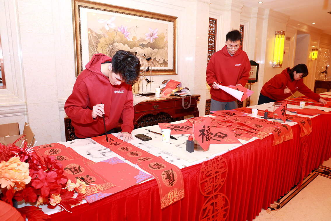 挥笔写清风，北京大学留学生书写春“廉”添年味。李香花/摄