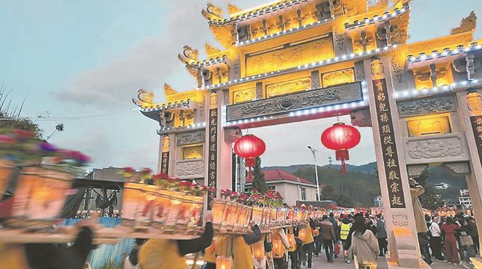长达1300多节的建丰村板灯龙在街道上穿行。苏晋锻 摄