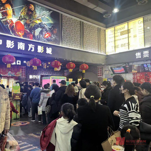 春节期间山东济南某影院，看《哪吒2》的观众排队进场 图片来源：每经记者宋美璐摄
